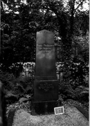 Grabstein 81 (Index: 100110326) Material: Granit Zustand: gut Maße HxBxT: 226x64x31 cm Beschreibung: Obelisk, getreppter Sockel: Grabstein 81