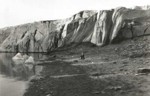Spitzbergen. Kalbungsfront eines Gletschers am Bell-Sund