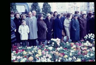 Trauer um Kennedy/ Menschen und Blumenmeer