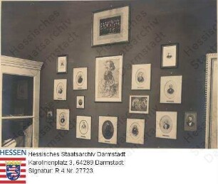 Darmstadt, Liebig-Museum (1944 zerstört) / Zimmerwand mit Porträts von deutschen Chemikern und Physikern, darunter Karl Weltzien (1813-1870) und Gustav Kirchhoff (1824-1887)