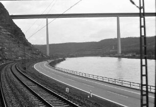 Winningen: Strecke mit Moselautobahnbrücke bei Winningen