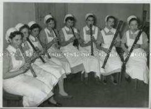 Krankenschwestern spielen Blasinstrumente