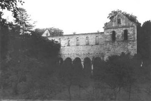 Paulinzella. Ehemalige Benediktiner-Klosterkirche (um 1102/1105-um 1120, 1124 Weihe), Ruine. Ansicht von Süden