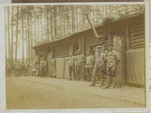 Foto eines Mannschaftshauses mit Soldaten