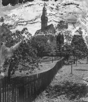 Altmörbitz. Ortsteilansicht mit Streuobstwiese und Dorfkirche