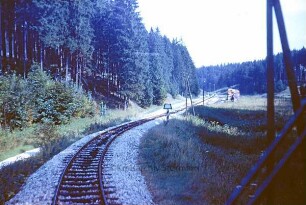 Brünstholz: zwischen Elchingen und Ebnat: auf der Strecke Neresheim - Aalen der Härtsfeldbahn Aalen - Neresheim - Dillingen: Blickrichtung Neresheim