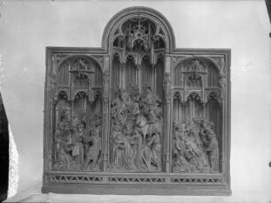 Passionsaltärchen mit Kreuztragung, Kreuzigung (Kreuz fehlt) und Beweinung Christi