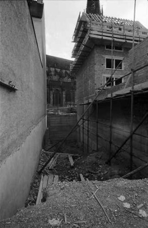 Freiburg i. Br.: Durchblick durch eine Baulücke zum Münster