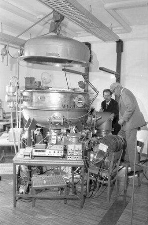 Freiburg: [im Institut für Physikalische Weltraumforschung, Apparatur Aeros B]