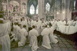 Freiburg: Priesterweihe im Münster, Priester segnen Diakone reihum