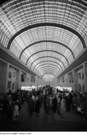 Ausstellungsraum der sowjetischen Sektion auf der Leipziger Herbstmesse 1954