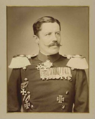 Wilhelm von Pfaff in Uniform mit Orden, Regimentskommandeur von 1888-1889, zuletzt General der Infanterie, Brustbild in Halbprofil