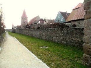 Stadtbefestigung-Stadtmauer im Süden mit Grabenvorfeld vom Hungerturm nach Westen zum Bürgerturm