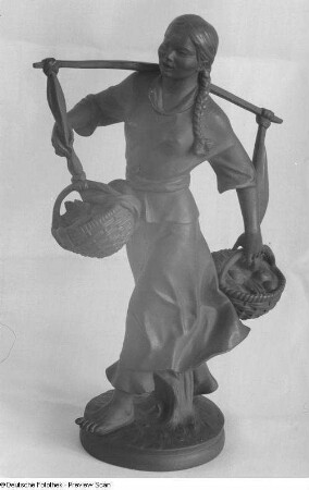 Kleinplastik einer Körbe tragenden Frau, Herbstmesse 1953