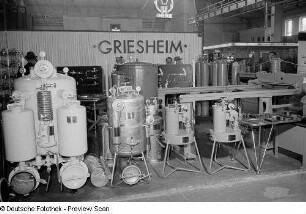 Ausstellungsgegenstände am Stand der Knapsack-Griesheim Aktiengesellschaft Werk Griesheim-Autogen auf der Leipziger Herbstmesse 1954