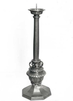 Leuchter : Leuchter. Bronze (?); Höhe 68 cm. Um 1909. Dresden-Striesen, Versöhnungskirche