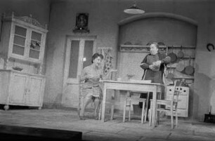 Szenenbilder aus "Wehe dem, der träumt" (Le voci di dentro) von Eduardo de Filippo. Kammerspiele (Deutsches Theater) Berlin, 10.06.1958 : Mit Margarete Körting, Rudolf Wessely als Alberto Saporito, Amy Frank als Rosa, Lilly Schmuck als Maria, Walter Lendrich als Carlo, Werner Pledath, Antje Ruge, Heinz Voss, Ulrich Thein als Luigi, Fritz Links als Portier Michele u. a.