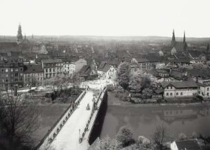 Zwickau, Stadtansicht : Zwickau. Stadtansicht mit Paradiesbrücke (Straßenbrücke über die Zwickauer Mulde). Blick vom rechten Ufer nach Nordwesten gegen die Türme der Marienkirche und der Katharinenkirche