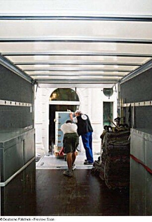 Umzug aus den dezentralen Standorten (Deutsche Fotothek und Stenografische Sammlung) in die Sächsische Landesbibliothek - Staats- und Universitätsbibliothek Dresden, Zentralbibliothek. Transportarbeiter mit Magazinschrank auf Hubwagen auf der Ladebordwand eines Lastkraftwagens. Ansicht aus dem Kofferaufbau : Dresden-Neustadt, Bautzner Straße 19. Umzug aus den dezentralen Standorten (Deutsche Fotothek und Stenografische Sammlung) in die Sächsische Landesbibliothek - Staats- und Universitätsbibliothek Dresden, Zentralbibliothek. Transportarbeiter mit Magazinschrank auf Hubwagen auf der Ladebordwand eines Lastkraftwagens. Ansicht aus dem Kofferaufbau