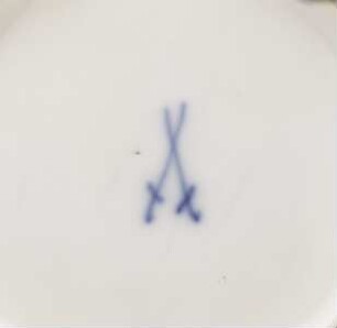Becher und Unterschale mit Allianzwappen Albani und Borromeo sowie Chinoiserie — Porzellanmarke