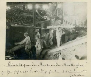 Foto vom Einschieben der Brote in den Backofen