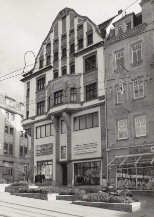 Wohnhaus mit Läden
