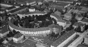 Dresden-Laubegast. Kirchplatz (1927-1928, A. Tischer), Luftbild-Schrägaufnahme von Osten