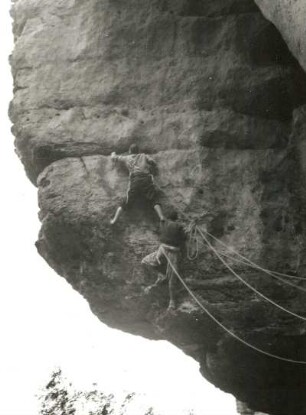 Sächsische Schweiz. Großer Zschand, Schwarze Zinne. Seilschaft Karlheinz Gonda, W. Müller u.a. am Talweg. (VIIc)