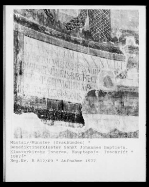 Romanische Dekoration der Hauptapsis: Majestas Domini und Szenen aus dem Leben des Johannes d. Täufer — Weihinschrift und Marmorinkrustation und perspektivischen Mäander