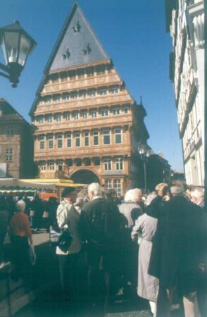 Hildesheim. Knochenhauer Amtshaus. Touristengruppe bekommt von Stadtführer das Knochenhauer Amtshaus erklärt