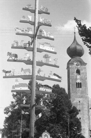 Grassau: Maibaum und Kirchturm