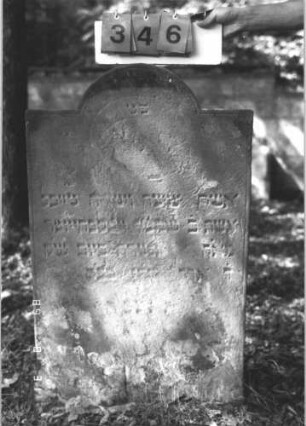 Grabstein 346 (Index: 99609983) Material: Sandstein Zustand: stark verwittert, teilweiser Textverlust Maße HxBxT: 102x62x10 cm Beschreibung: Stele, weit eingezogener Segmentbogenabschluß, im Bogen Band Symbolik: Band: Grabstein 346