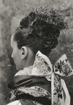 Egerland. Egerländer Braut, Kopfbedeckung und Halsschleife, Kopf von seitlich hinten gesehen