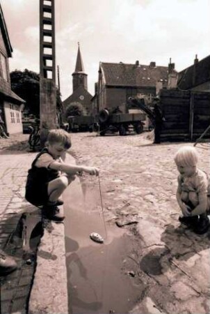 Freiburg/Elbe: Kinder am Bächle