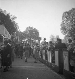 Dresden-Altstadt. Großer Garten. Ausflug mit der Pioniereisenbahn. Eingefahrener Zug am Haltepunkt