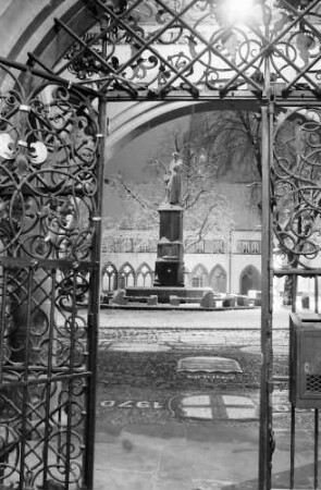 Freiburg: Vom Rathauseingang Berthold Schwarz-Denkmal, Vordergrund Eisengitter des Tores