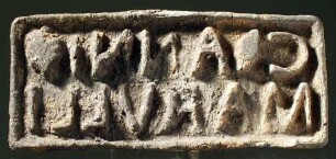 Rechteckiger Stempel mit lateinischer Inschrift: C . ANNI / MARVLLI