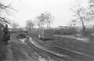 Zweiter Weltkrieg. Frontbilder. Russland. Angehöriger und Fahrzeuge der deutschen Wehrmacht auf einer unbefestigten Landstraße