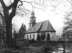 Ev. Emmauskirche mit Einfriedung; Frankfurt, Alt-Eschersheim 22, Alt-Eschersheim 20, Maybachstraße 29
