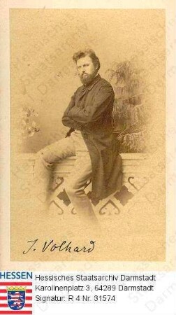Volhard, Jakob, Prof. Dr. phil. (1834-1910) / Porträt, auf Ballustrade sitzend, Arme gekreuzt, vorblickend, leicht rechtsgewandt, Ganzfigur