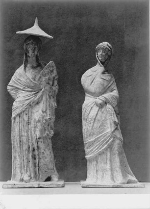 Stehende Tanagra-Figur mit Hut und Fächer