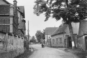 Handkarren : Zwei Jungen ziehen einen Handkarren eine Straße hinauf