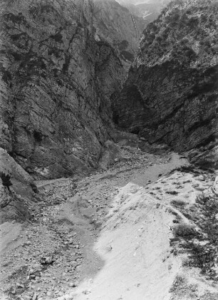 Klamm : Schlucht im Gebirge mit Schuttkegel