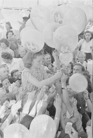 Rummelplatz, Zuschauer mit Luftballons