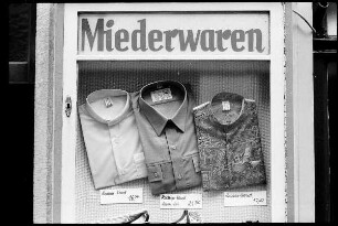 Schaukasten Miederwaren / Oberhemden