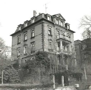 Dresden-Trachenberge, Weinbergstraße 48. Villa (um 1900). Straßenansicht mit Stützmauer
