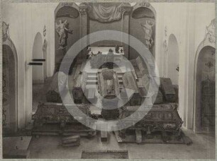 Chor der Hedwigskirche Brieg mit aufgebahrten Särgen