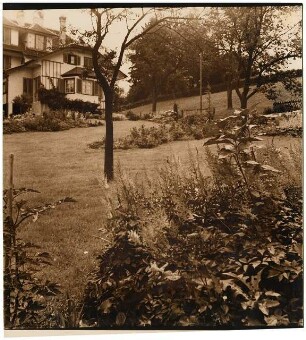 Garten Suidter, Luzern: Blick über Garten zum Haus