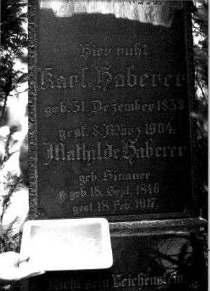 Grabstein 40 (Index: 100110017) Material: Granit Zustand: gut Maße HxBxT: 210x58x31 cm Beschreibung: Obelisk, getreppter Sockel Steinmetz: H. Ostberg Besonderheit: kulturhistorisch wertvoll / hist.-wiss. Gründe; - Doppelgrab für Eheleute: Grabstein 40B