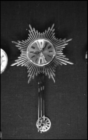 Basel (Schweiz): Messe Basel, Schweizer Uhren, Stern-Pendeluhr